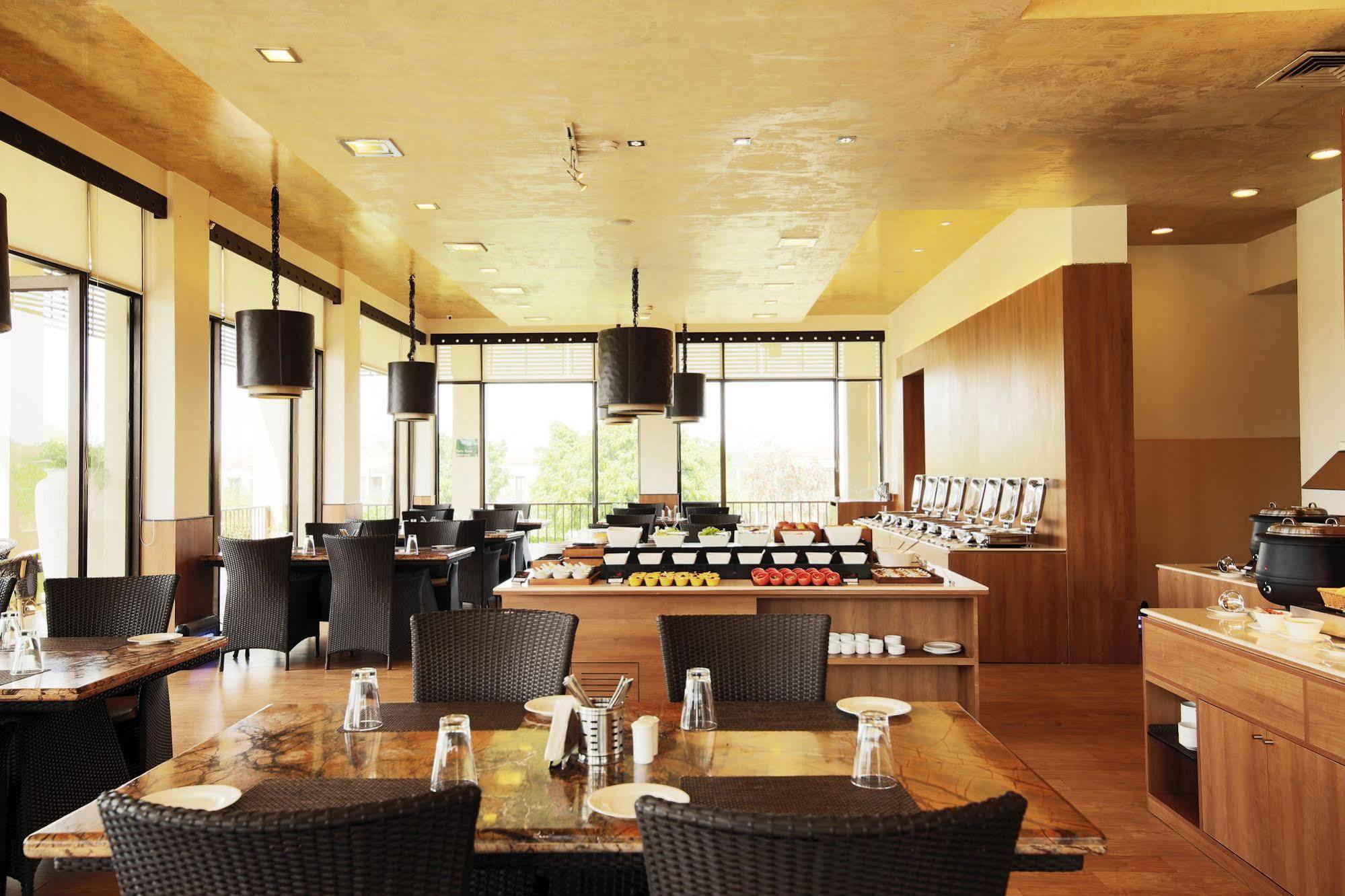Lemon Tree Hotel, Tarudhan Valley, Manesar Γκουργκάον Εξωτερικό φωτογραφία